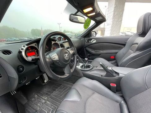 Used 2017 Nissan 370Z Touring Sport RWD image 18