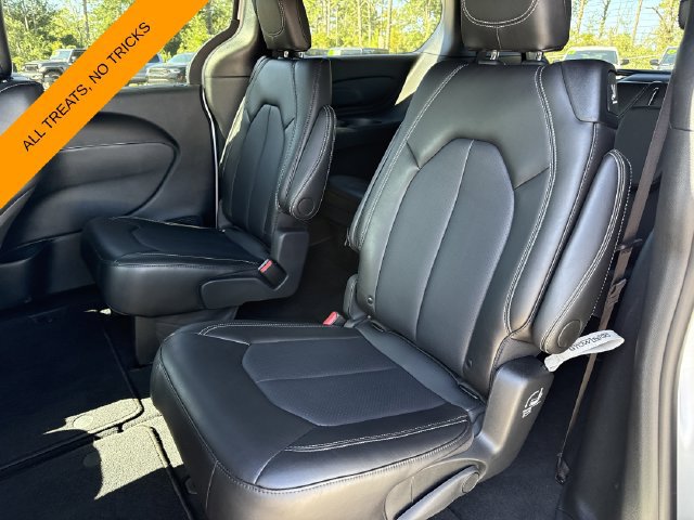 Used 2026 Chrysler Pacifica Select FWD image 19