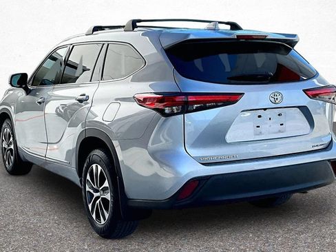 Used 2022 Toyota Highlander XLE AWD/4WD image 5