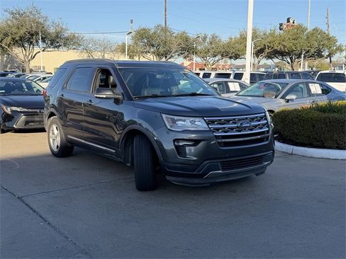 Used 2018 Ford Explorer XLT w/ Equipment Group 202A image 3