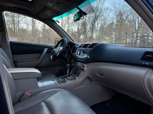 Used 2011 Toyota Highlander SE w/ Tow Pkg image 10