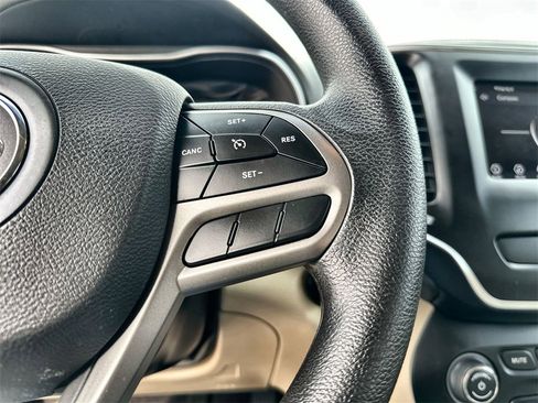 Used 2019 Jeep Cherokee Latitude w/ Popular Appearance Group image 32