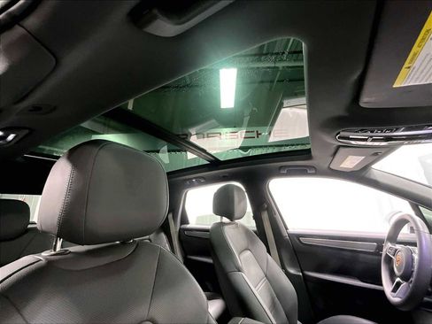 Used 2023 Porsche Cayenne Platinum Edition image 27