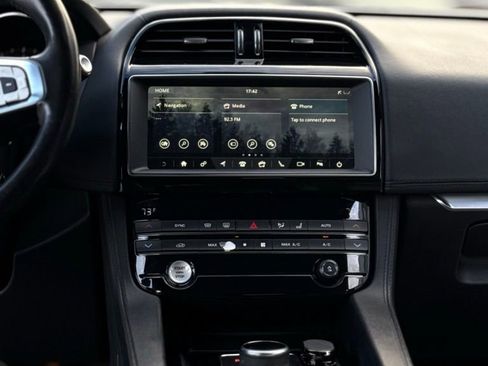 Used 2019 Jaguar F-PACE Prestige image 19