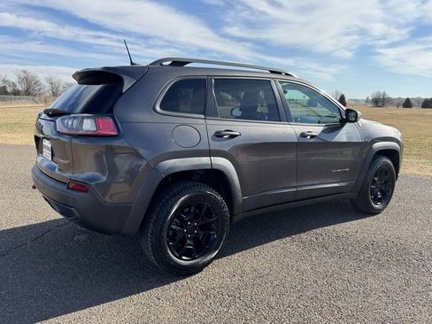 Used 2019 Jeep Cherokee Trailhawk image 6