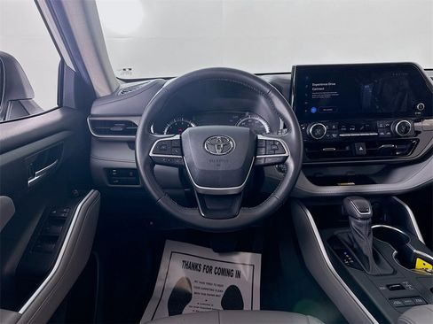 Used 2023 Toyota Highlander XLE image 25
