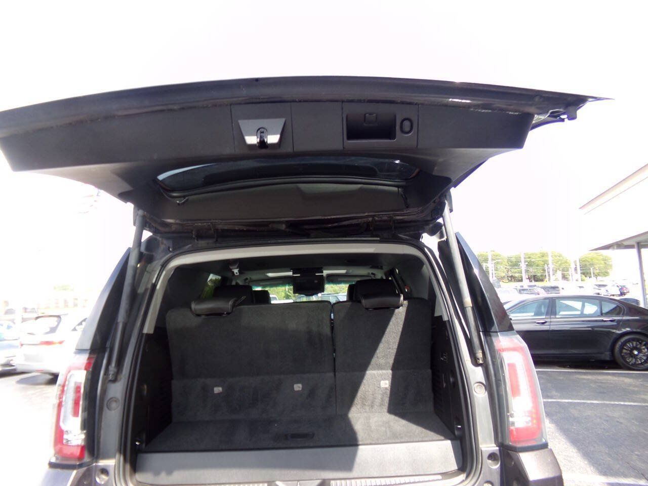Used 2015 GMC Yukon Denali w/ Touring Package AWD/4WD image 22