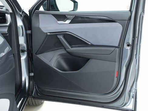 New 2026 Volkswagen Tiguan SE image 32