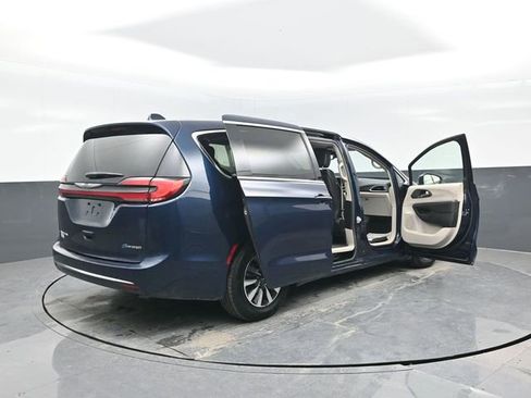 Used 2022 Chrysler Pacifica Touring-L w/ Uconnect Theater Family Group image 25