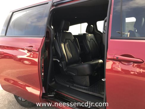 New 2025 Chrysler Pacifica Select w/ Fav Edition Package image 15