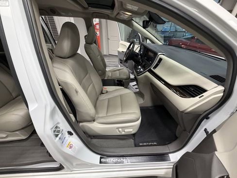 Used 2019 Toyota Sienna XLE image 43