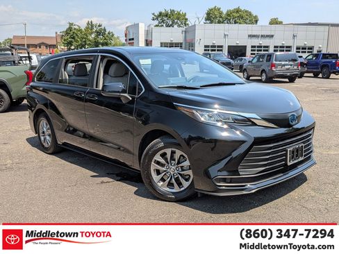 Used 2023 Toyota Sienna LE image 1