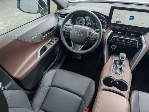 Used 2024 Toyota Venza XLE AWD/4WD image 9