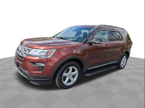 Used 2018 Ford Explorer XLT w/ Equipment Group 202A image 8