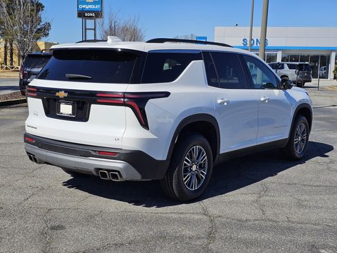 Used 2024 Chevrolet Traverse LT image 9