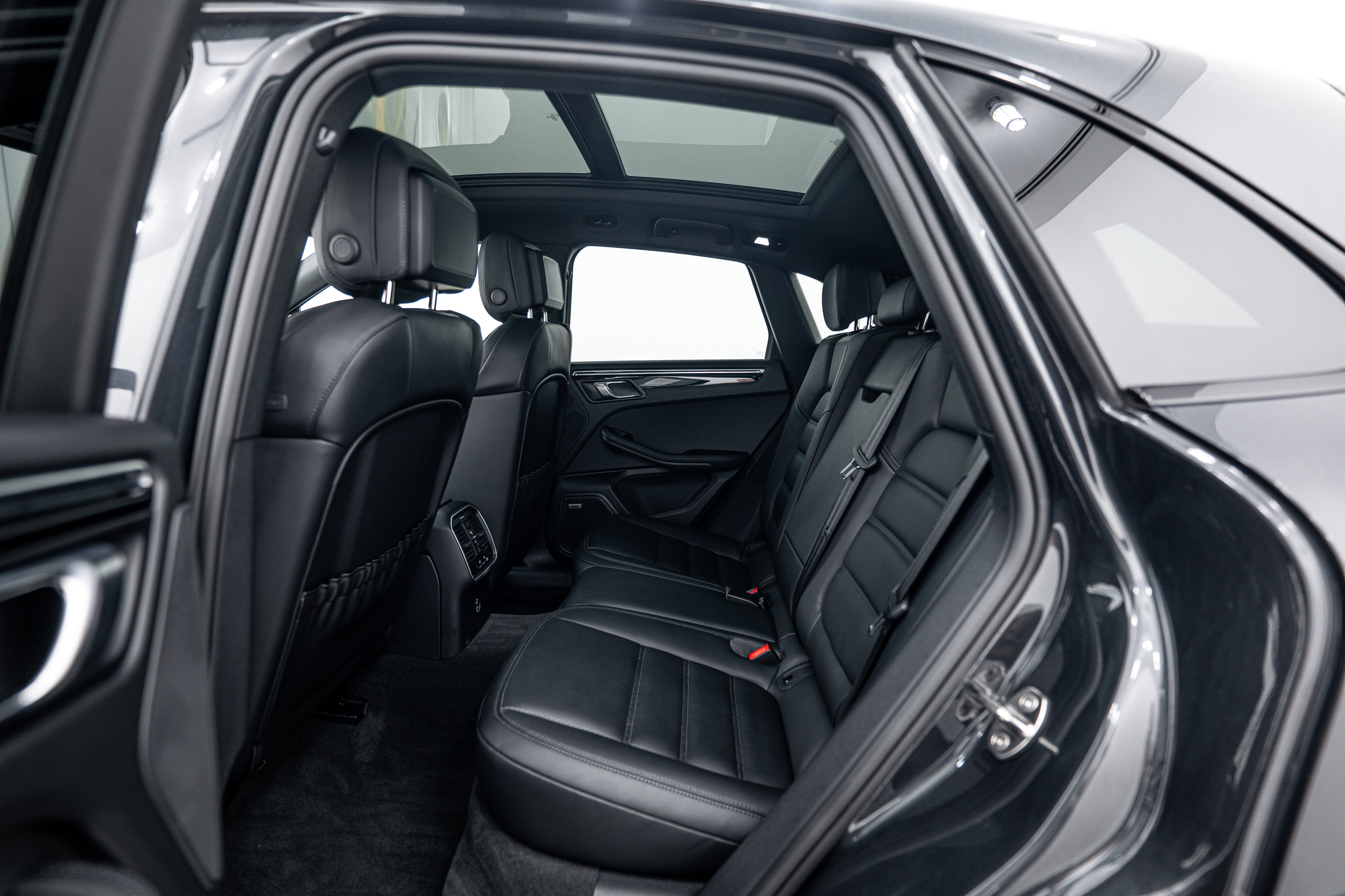 Certified 2026 Porsche Macan AWD/4WD image 22