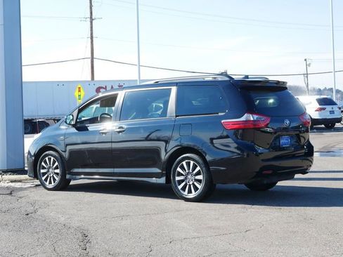 Used 2020 Toyota Sienna XLE w/ XLE Navigation Package image 5