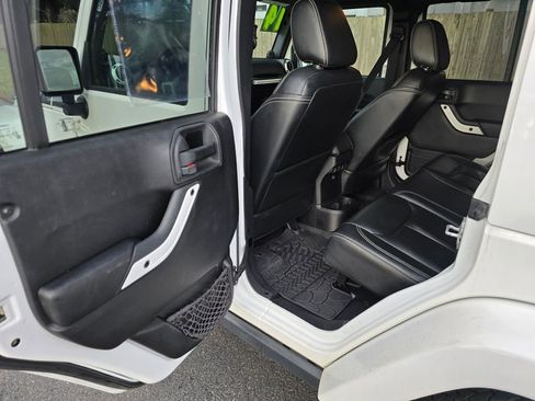 Used 2014 Jeep Wrangler Unlimited Sahara image 19