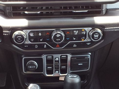 Used 2025 Jeep Wrangler Unlimited Sahara AWD/4WD image 16