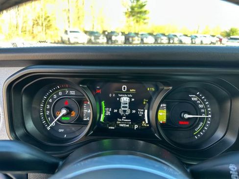 Used 2025 Jeep Wrangler Unlimited Sahara w/ Safety Group AWD/4WD image 34