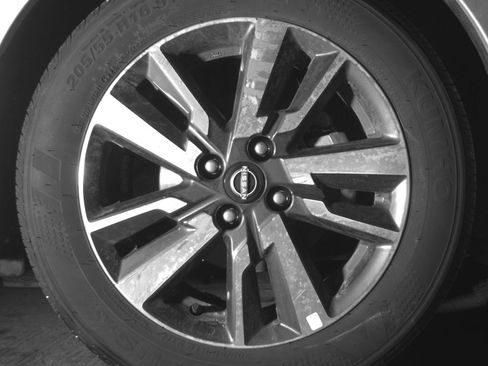 Used 2025 Nissan Versa SV FWD image 13