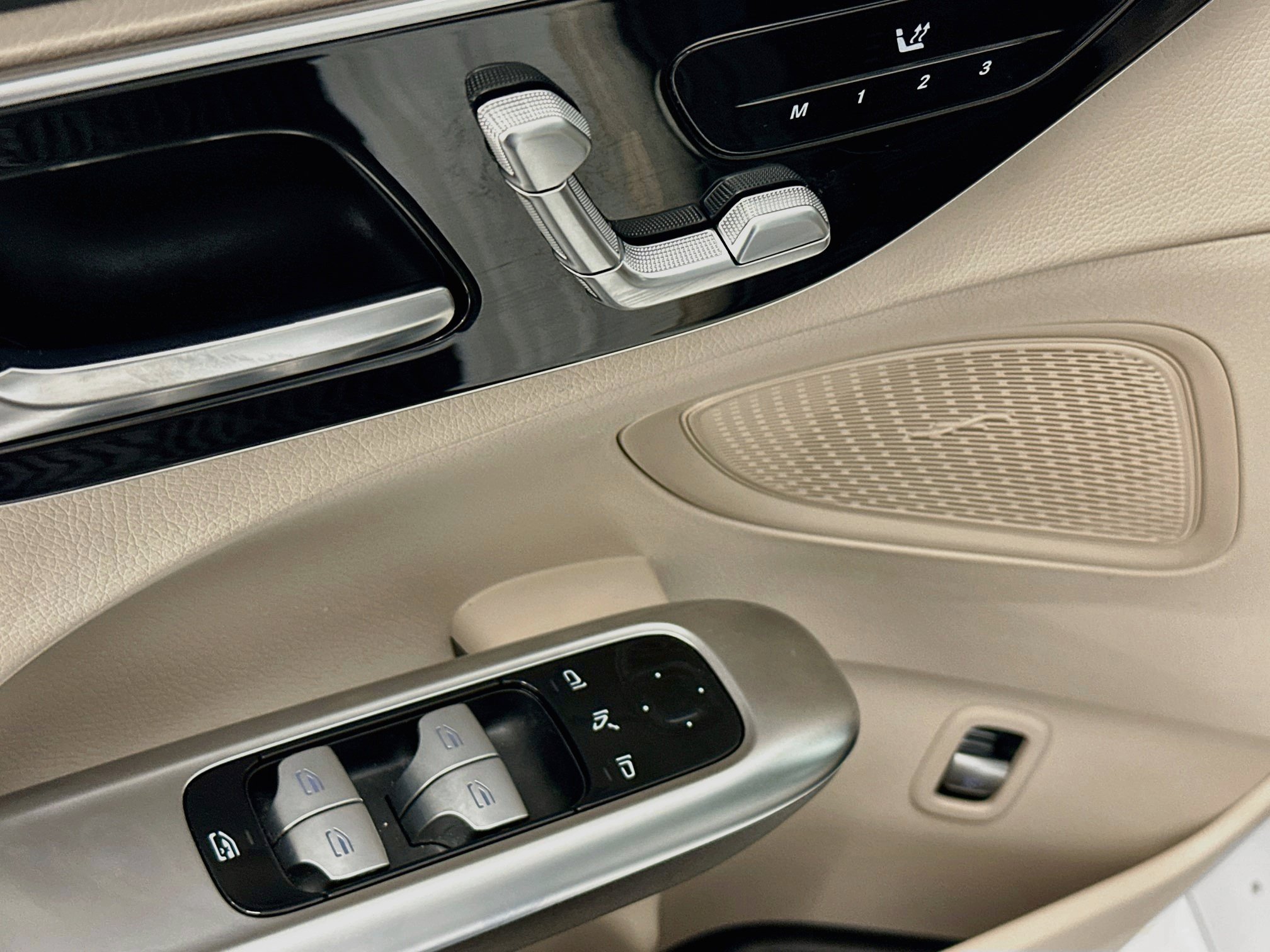 Used 2025 Mercedes-Benz C 300 4MATIC Sedan image 15