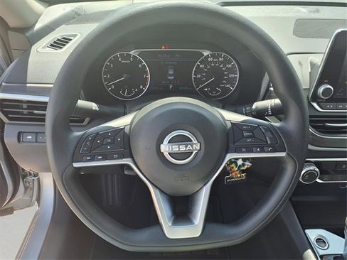 Used 2024 Nissan Altima 2.5 SV image 16