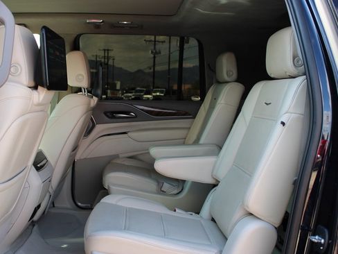 Used 2022 Cadillac Escalade ESV Premium Luxury Platinum image 17
