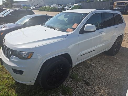 Used 2020 Jeep Grand Cherokee Altitude RWD image 1