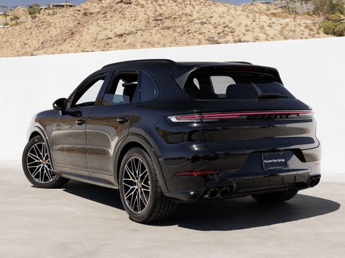 Certified 2026 Porsche Cayenne GTS AWD/4WD image 3