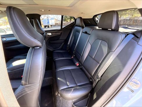 Used 2025 Volvo XC40 B5 Plus image 28