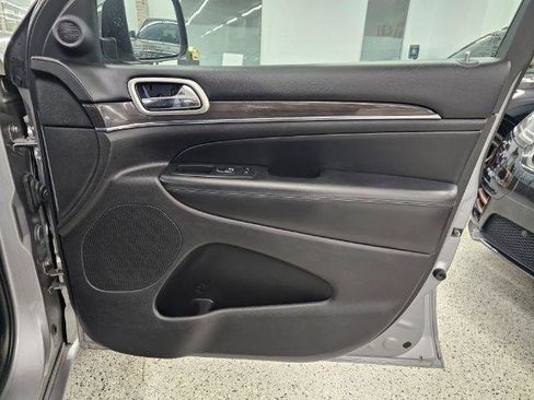 Used 2018 Jeep Grand Cherokee Overland AWD/4WD image 34