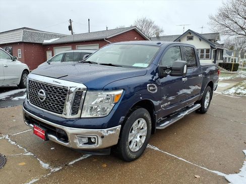 Used 2017 Nissan Titan XD image 22
