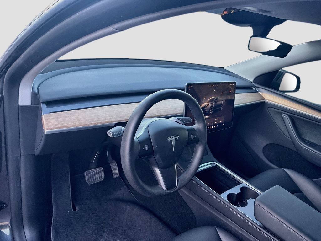 Used 2025 Tesla Model Y Long Range RWD image 9