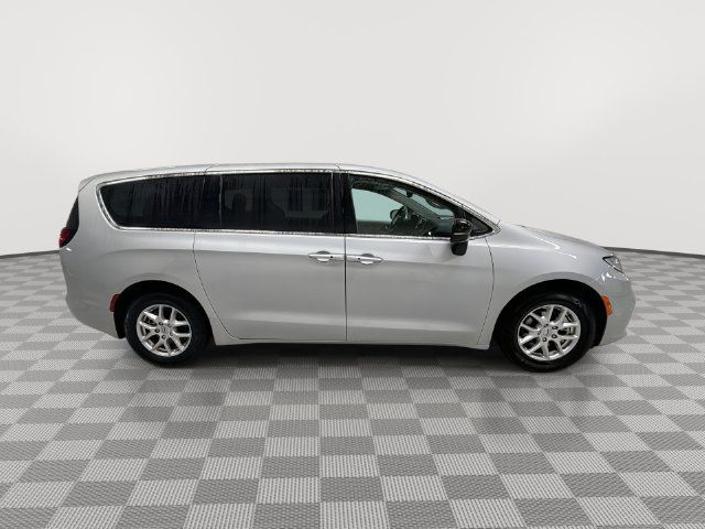 Used 2024 Chrysler Pacifica Touring-L FWD image 12