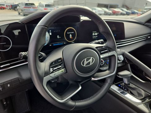 Used 2025 Hyundai Elantra SEL FWD image 18