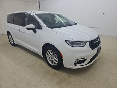 Used 2023 Chrysler Pacifica Touring-L image 15