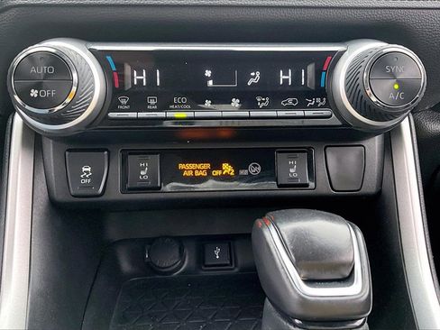 Used 2021 Toyota RAV4 XLE Premium image 31