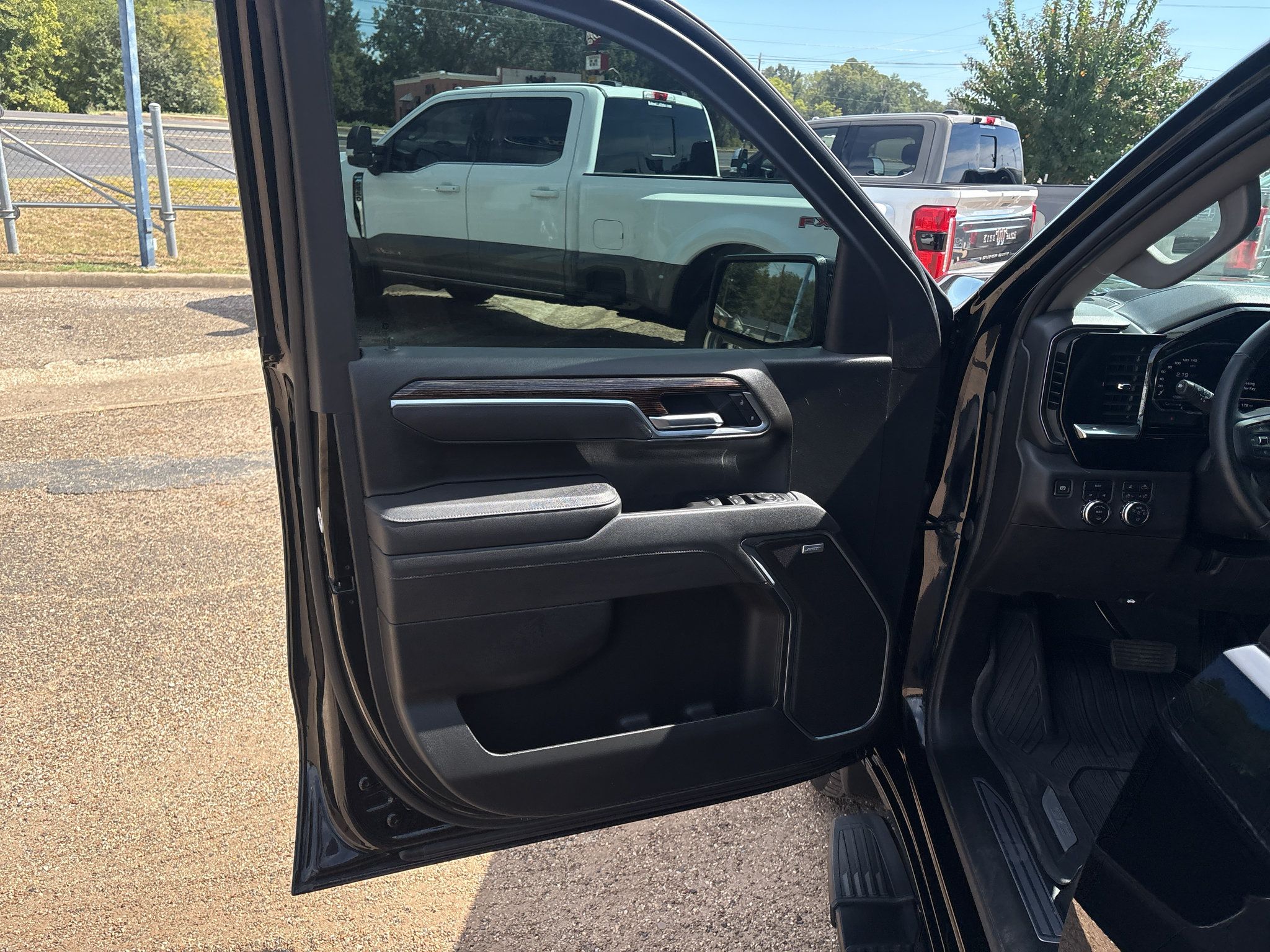 Used 2025 GMC Sierra 1500 Elevation w/ Elevation Premium Package AWD/4WD image 15