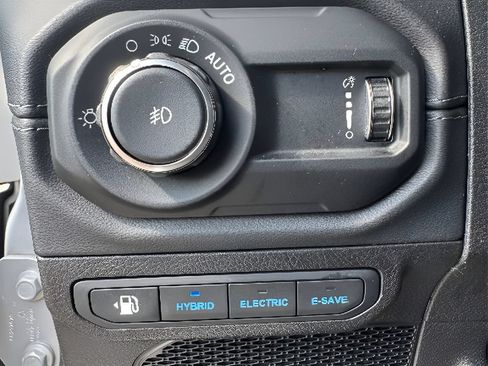 Used 2024 Jeep Wrangler Unlimited Sahara AWD/4WD image 15