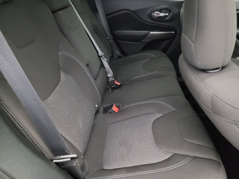 Used 2019 Jeep Cherokee Latitude w/ Popular Appearance Group FWD image 19