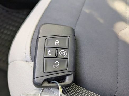 Used 2025 Volkswagen Taos SE image 32