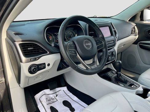 Certified 2020 Jeep Cherokee Latitude Plus w/ Comfort/Convenience Group FWD image 9