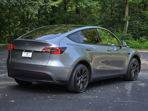 Used 2025 Tesla Model Y Long Range RWD image 7