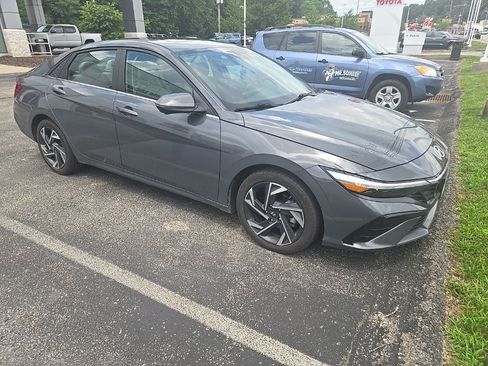 Used 2024 Hyundai Elantra Limited FWD image 3