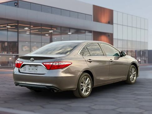 Used 2017 Toyota Camry SE w/ Moonroof Package FWD image 10