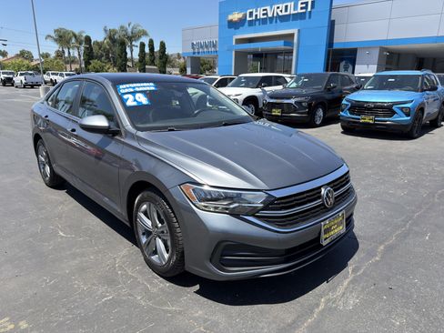 Used 2024 Volkswagen Jetta SE FWD image 2