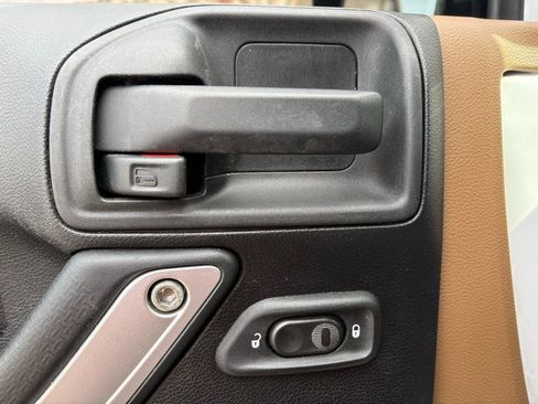 Used 2012 Jeep Wrangler Unlimited Rubicon w/ Connectivity Group image 18