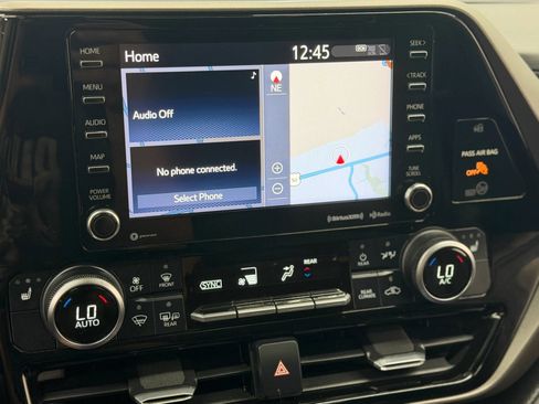 Used 2020 Toyota Highlander XLE AWD/4WD image 29