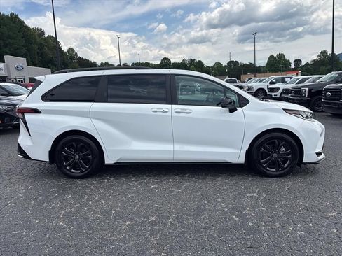 Used 2025 Toyota Sienna XSE AWD/4WD image 9